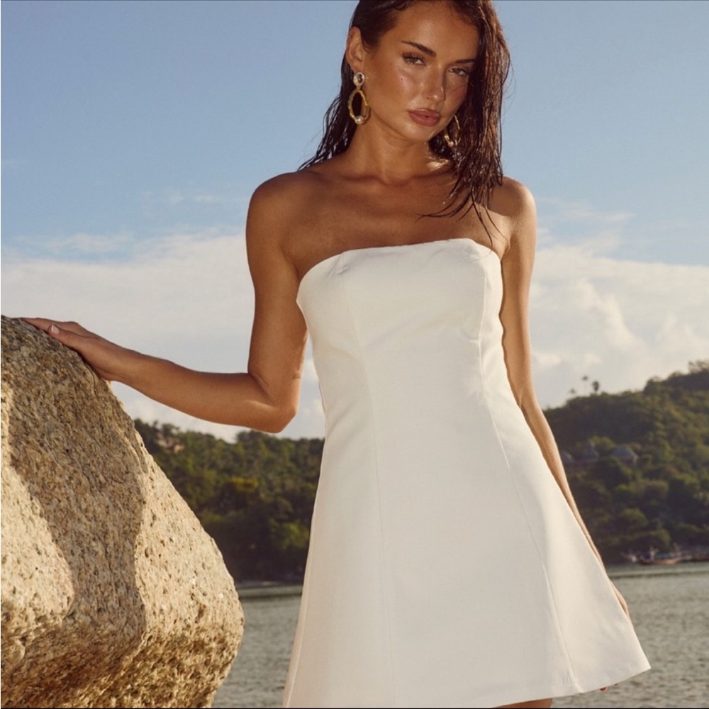 Elegant White Strapless Dress